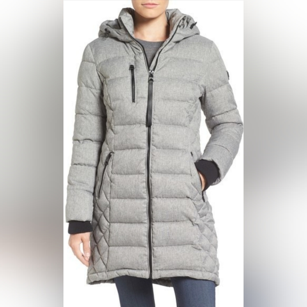 guess zip front hooded puffer coat in great used condition, size S/P